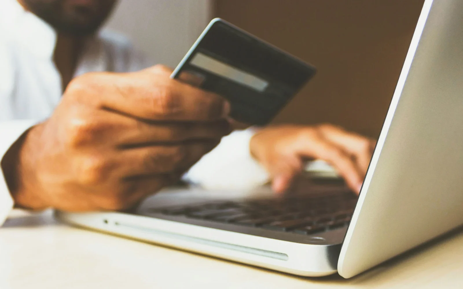 Ficha de producto y checkout de Club Venturio en móvil, dos de los puntos que se revisan para mejorar la conversión
