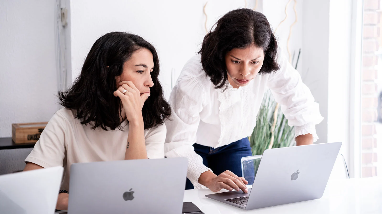 El equipo de Actycrea.studio trabajando junto en su espacio de trabajo