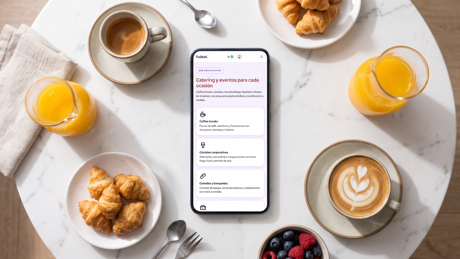 Listado de caterings y restaurantes de Fudeat en escritorio y un pedido en curso en móvil
